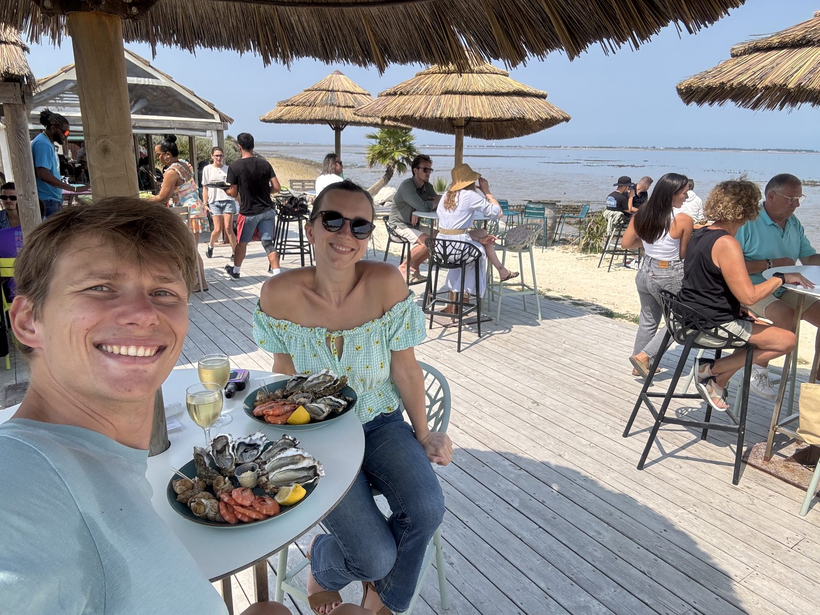 Chloé & Gaspard, plateau d'huîtres au bord de mer