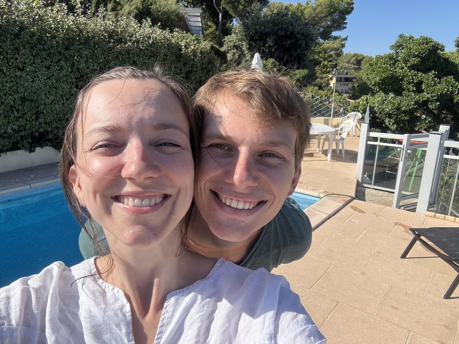 Chloé & Gaspard au bord de la piscine